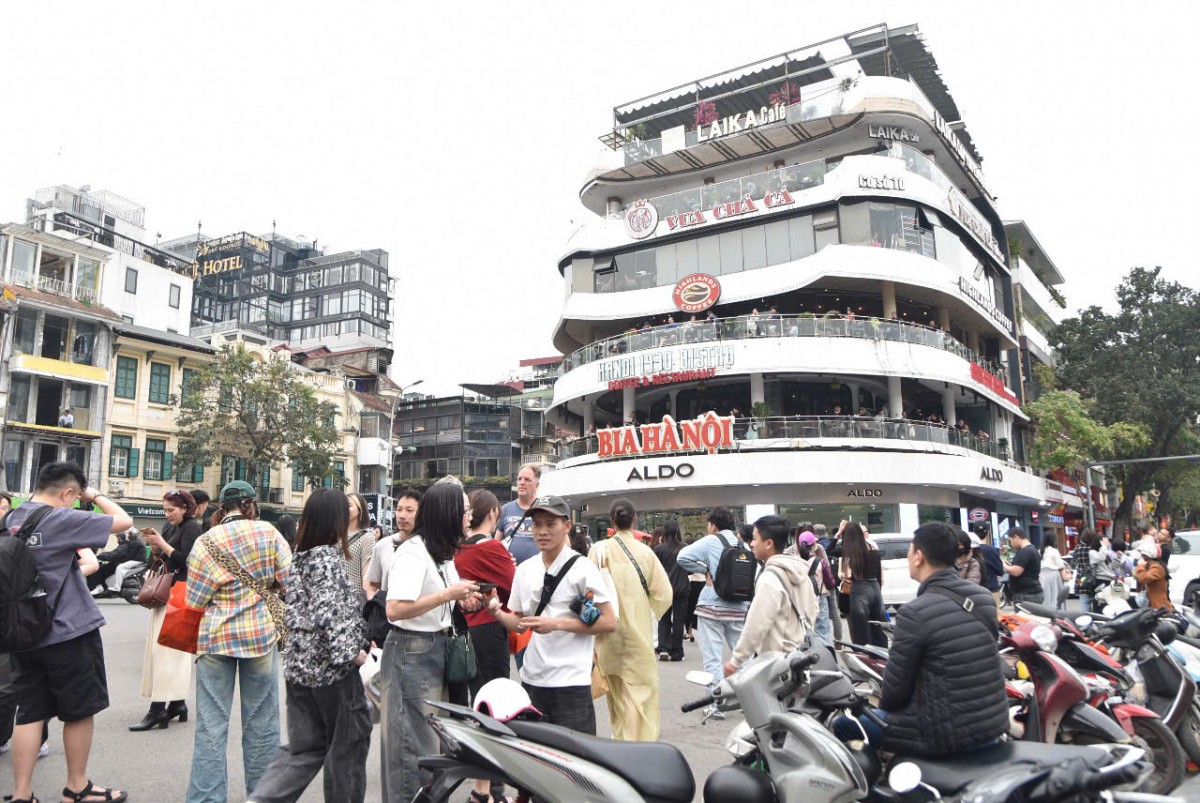 Đổ xô check-in nhà Hàm cá mập trước khi bị hạ giải