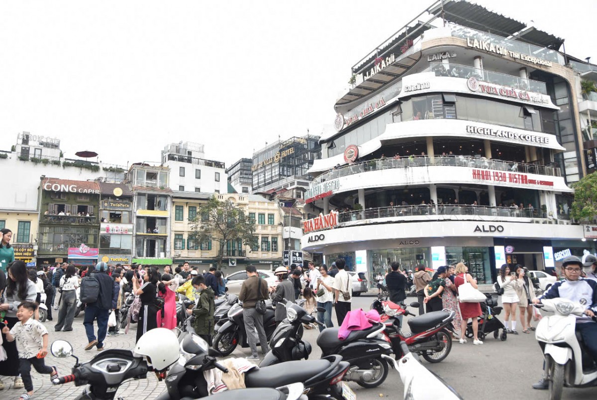 Đổ xô check-in nhà Hàm cá mập trước khi bị hạ giải