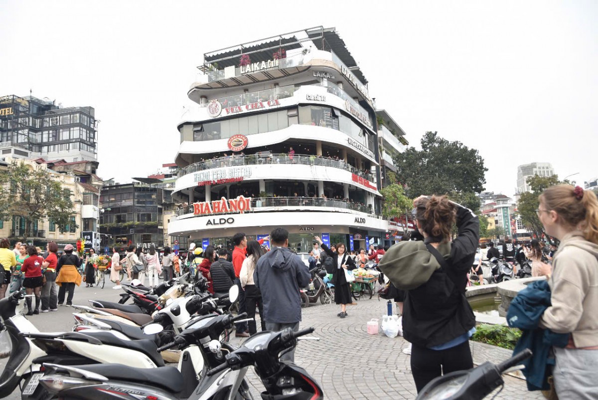 Đổ xô check-in nhà Hàm cá mập trước khi bị hạ giải