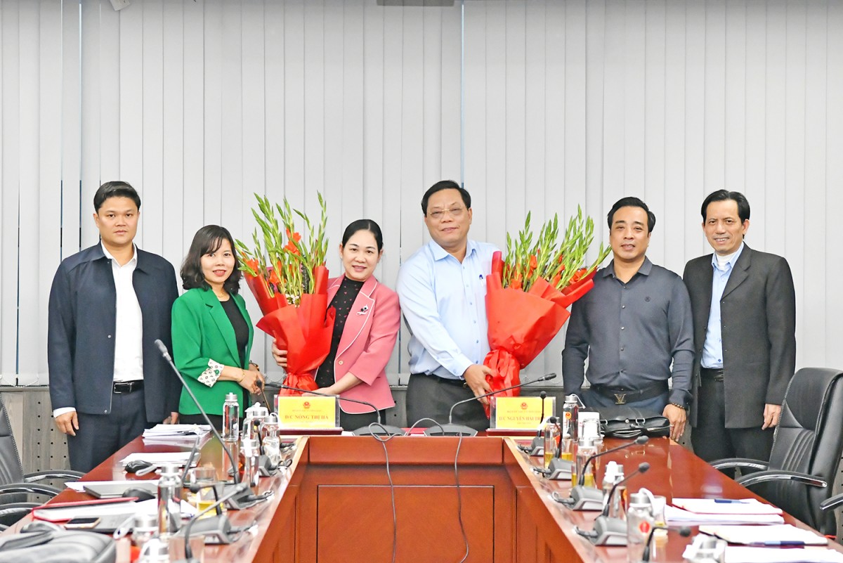 Ban lãnh đạo Trung tâm CĐS tặng hoa Thứ trưởng Nông Thị Hà và Thứ trưởng Nguyễn Hải Trung hoàn thành bàn giao nhiệm vụ phụ trách lĩnh vực CĐS của Bộ DT&TG Ban lãnh đạo Trung tâm CĐS tặng hoa Thứ trưởng Nông Thị Hà và Thứ trưởng Nguyễn Hải Trung hoàn thành bàn giao nhiệm vụ phụ trách lĩnh vực CĐS của Bộ DT&TG