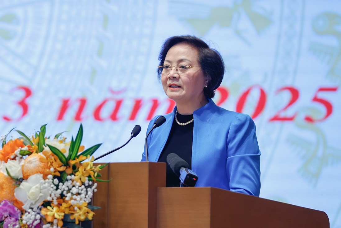 Bộ trưởng Bộ Nội vụ Phạm Thị Thanh Trà báo cáo kết quả thực hiện các nhiệm vụ về cải cách hành chính. Ảnh: VGP