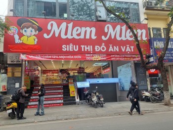 Hà Nội: Gian nan tìm hạn sử dụng thực phẩm trong siêu thị