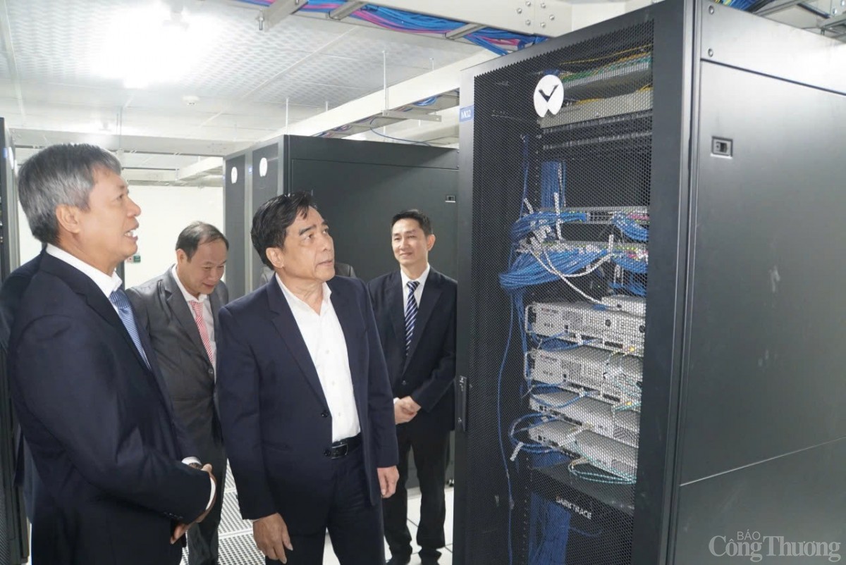 Chủ tịch UBND tỉnh Quảng Nam Lê Văn Dũng thăm Trung tâm Tích hợp Dữ liệu tỉnh
