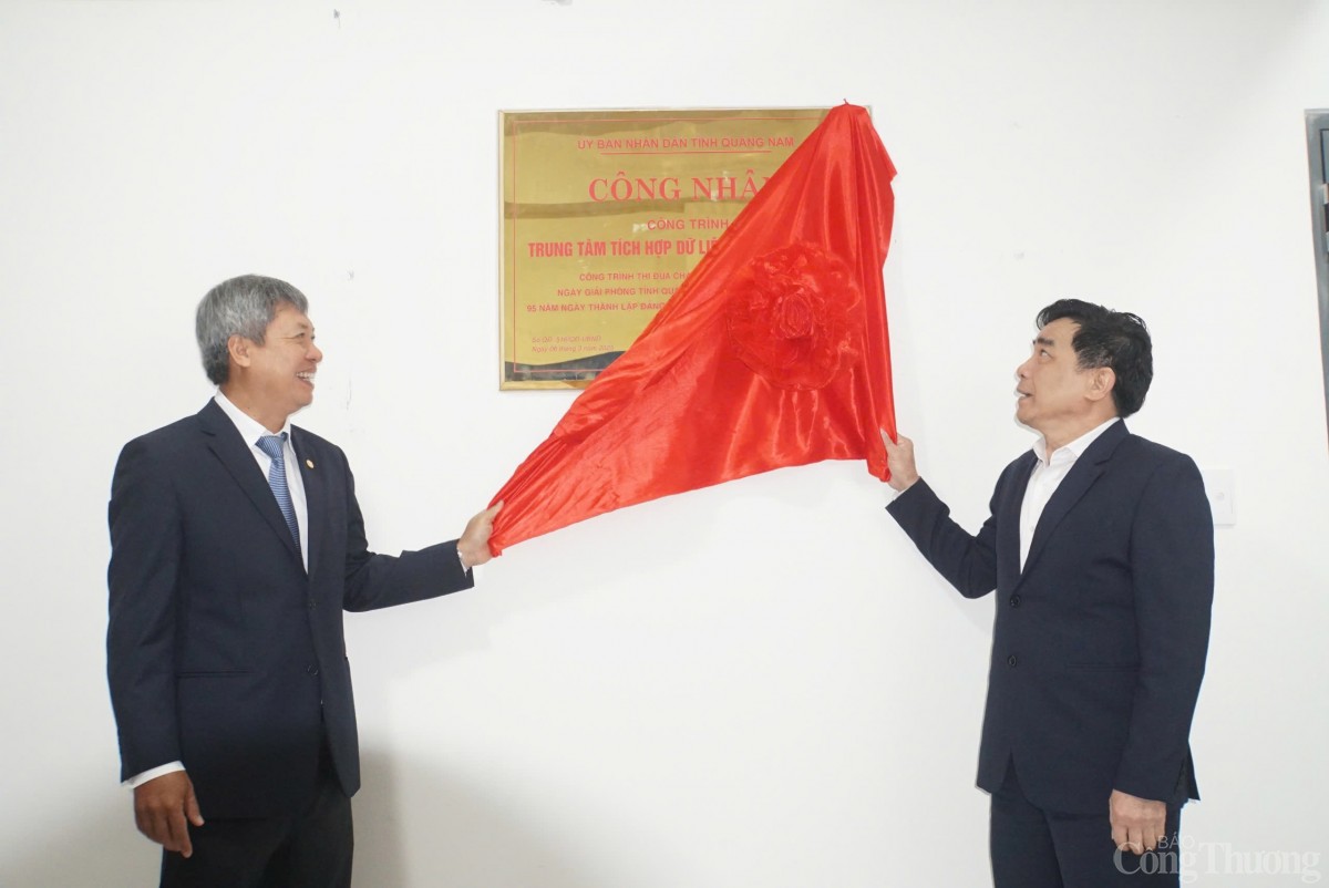 Gắn biển công trình Trung tâm Tích hợp Dữ liệu tỉnh Quảng Nam chào mừng 50 năm Ngày giải phóng tỉnh