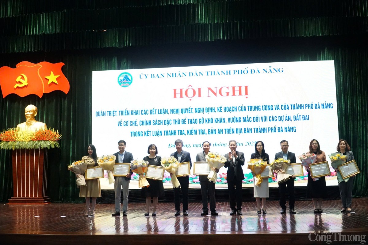 Bí thư Thành ủy Nguyễn Văn Quảng trao Bằng khen cho các đơn vị, cá nhân có thành tích trong tháo gỡ các khó khăn, vướng mắc liên quan đến các dự án, đất đai trong các kết luận thanh tra, kiểm tra, bản án tại địa phương Bí thư Thành ủy Nguyễn Văn Quảng trao Bằng khen cho các đơn vị, cá nhân có thành tích trong tháo gỡ các khó khăn, vướng mắc liên quan đến các dự án, đất đai trong các kết luận thanh tra, kiểm tra, bản án tại địa phương