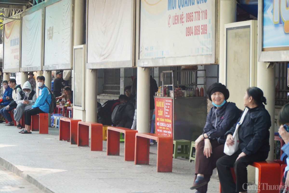 Không chỉ xuống cấp, nhiều nhà chờ xe buýt ở Hà Nội còn bị “biến tướng” thành địa điểm kinh doanh tự phát. Người bán hàng rong tận dụng mái che để bày bán đồ ăn, nước giải khát, thậm chí có nơi trở thành điểm tụ tập của xe ôm truyền thống lẫn xe ôm công nghệ.