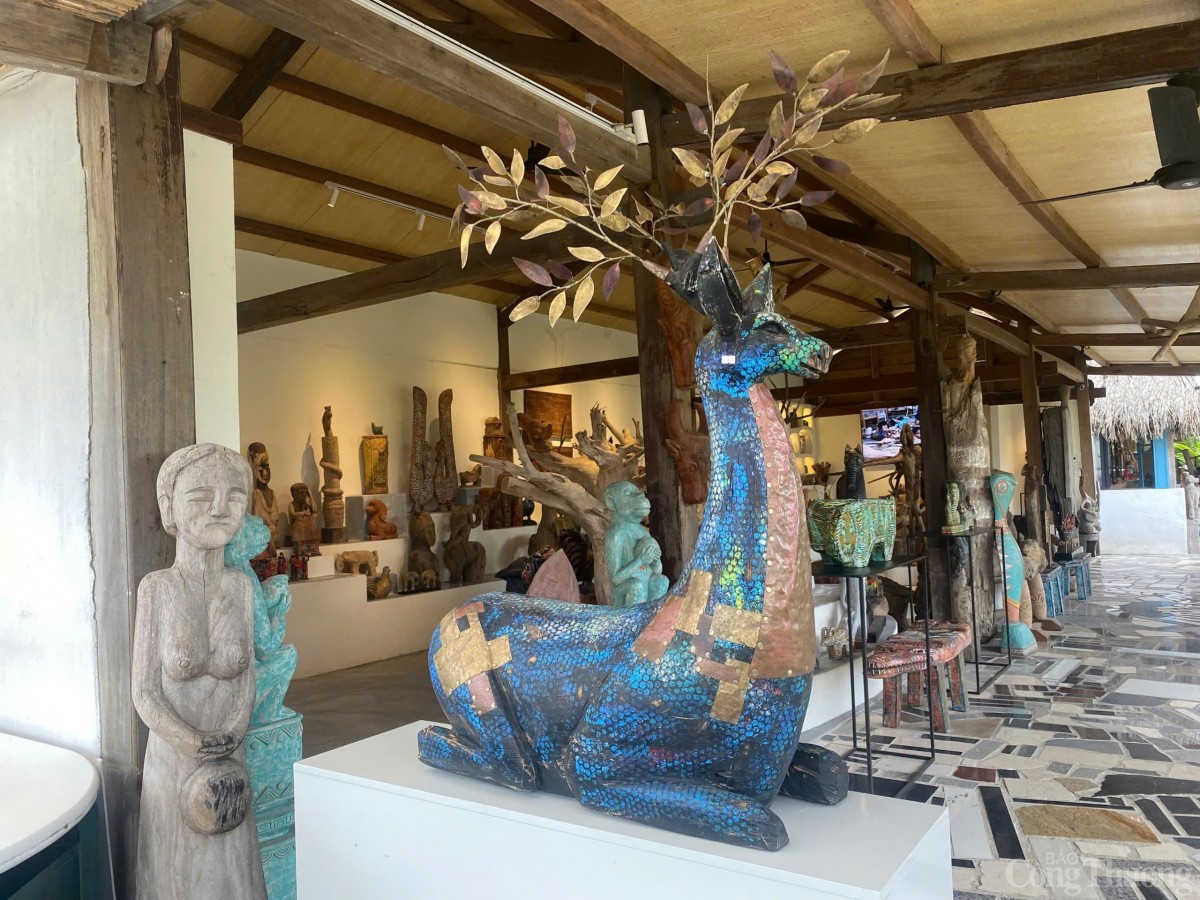 Nhiều con vật được điêu khắc sống động Nhiều con vật được điêu khắc sống động