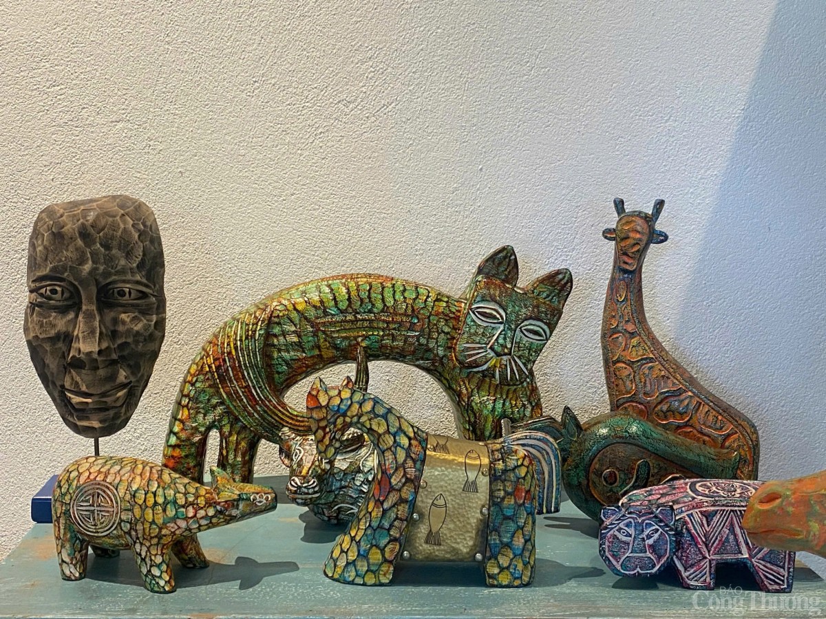 Những du khách dần biết đến Làng củi lũ và đặt hàng những tác phẩm này để về trang trí Những du khách dần biết đến Làng củi lũ và đặt hàng những tác phẩm này để về trang trí