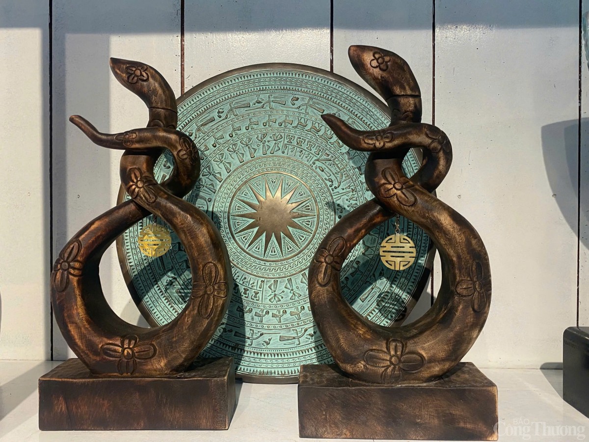 Linh vật năm Tỵ được điêu khắc bắt mắt Linh vật năm Tỵ được điêu khắc bắt mắt