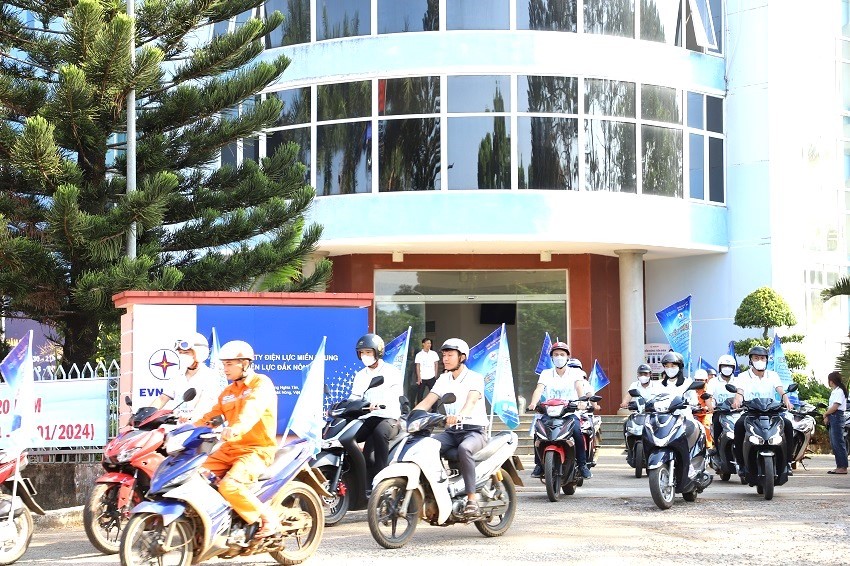 undefined Hằng năm, PC Đắk Nông tích cực tuyên truyền hưởng ứng chiến dịch Giờ Trái đất