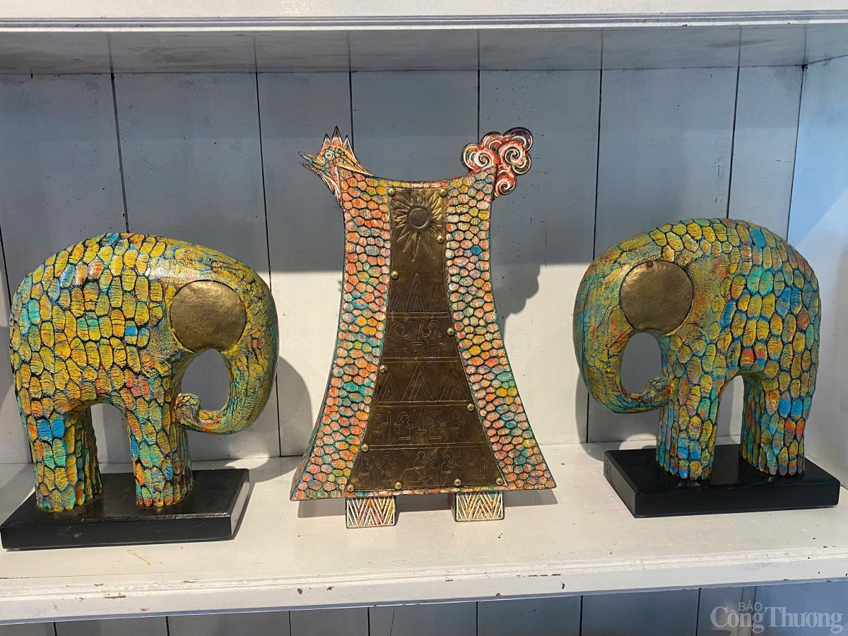 Nhà Gươl và những câu chuyện sống động về văn hoá của người đồng bào miền núi được thể hiện qua các tác phẩm Nhà Gươl và những câu chuyện sống động về văn hoá của người đồng bào miền núi được thể hiện qua các tác phẩm