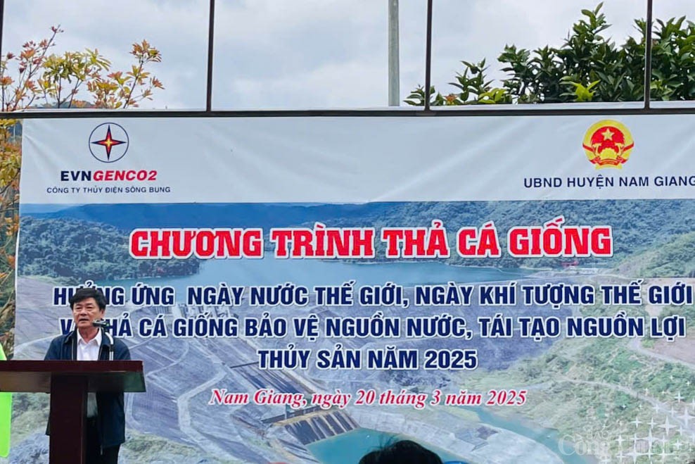 Ông Lê Văn Hường - Bí thư Huyện ủy Nam Giang phát biểu tại chương trình Ông Lê Văn Hường - Bí thư Huyện ủy Nam Giang phát biểu tại chương trình