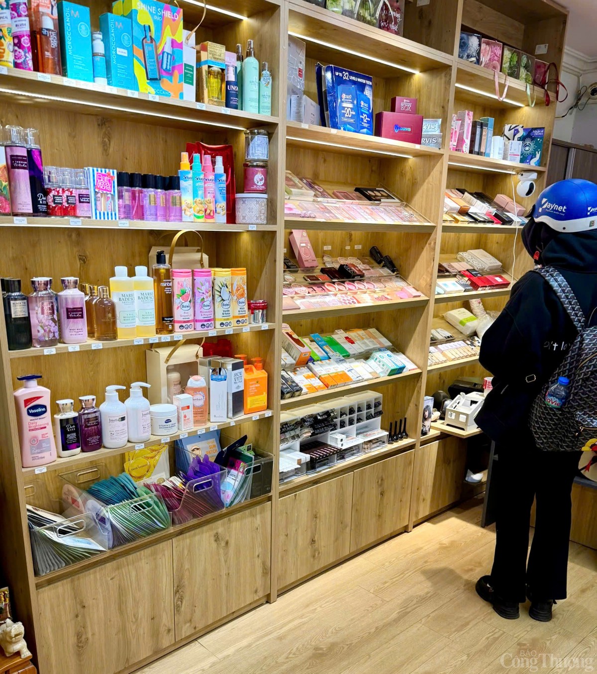 Nhiều mặt hàng mỹ phẩm nhập khẩu không có nhãn phụ tiếng Việt được bày bán tràn lan tại cửa hàng trên địa bàn Hà Nội. Ảnh: Huyền Trang