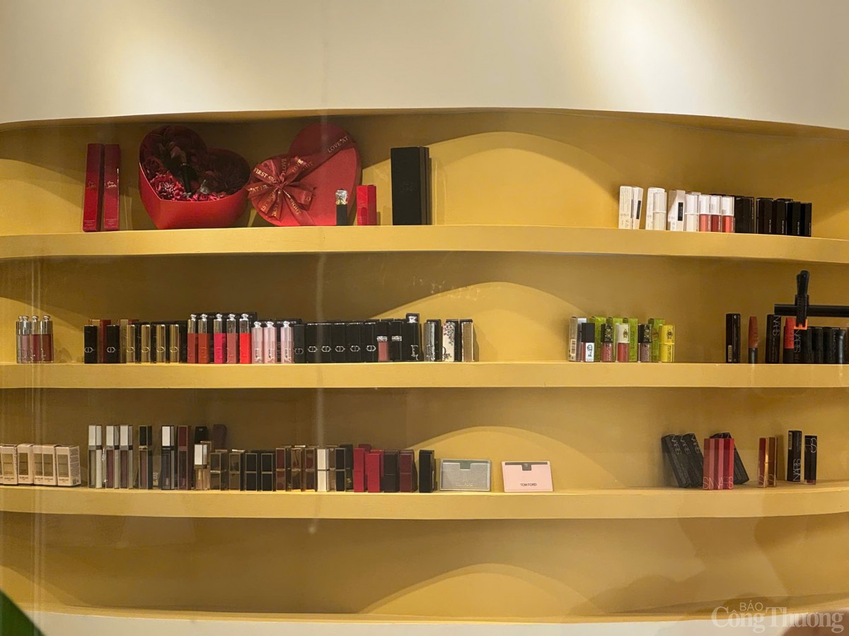 Các loại mỹ phẩm và son không vỏ hộp cũng không tem nhãn phụ tại một cửa hàng trên địa bàn quận Cầu Giấy. Ảnh: Huyền Trang