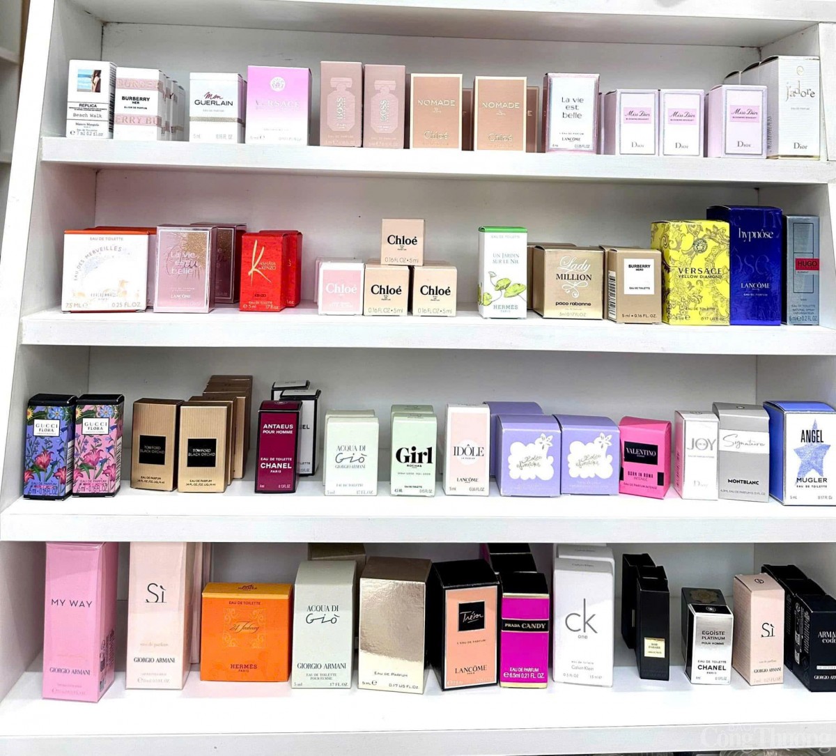 Nước hoa nhập khẩu – mặt hàng đắt khách nhưng cũng xuất hiện nhiều sản phẩm không có nhãn phụ hợp lệ. Ảnh: Huyền Trang 