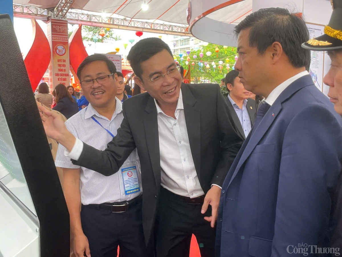 Bí thư Tỉnh uỷ Quảng Nam – Lương Nguyễn Minh Triết tham quan các gian hàng trưng bày của các ngành, địa phương Bí thư Tỉnh uỷ Quảng Nam – Lương Nguyễn Minh Triết tham quan các gian hàng trưng bày của các ngành, địa phương