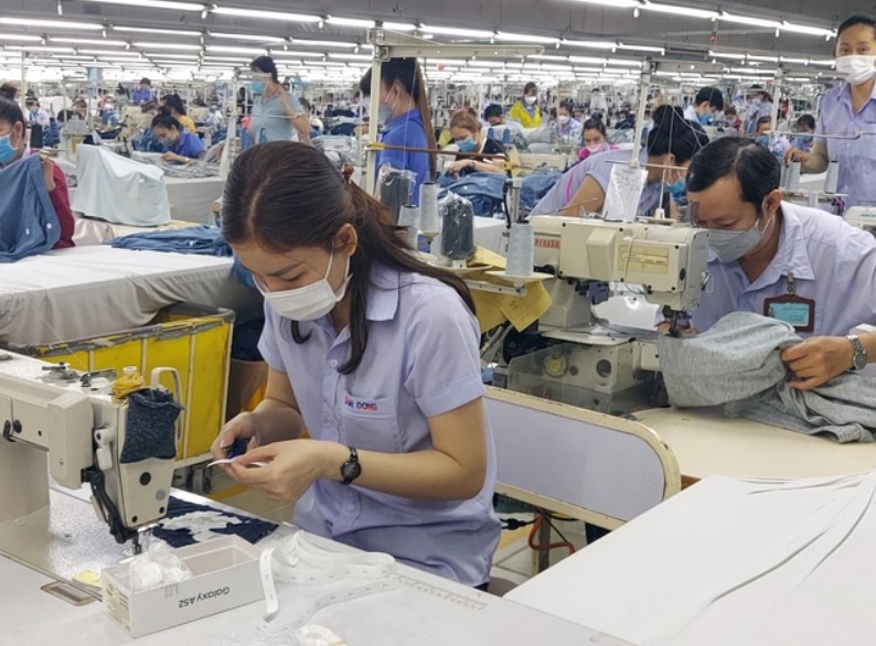 Sau sáp nhập, có cần ký lại hợp đồng với người lao