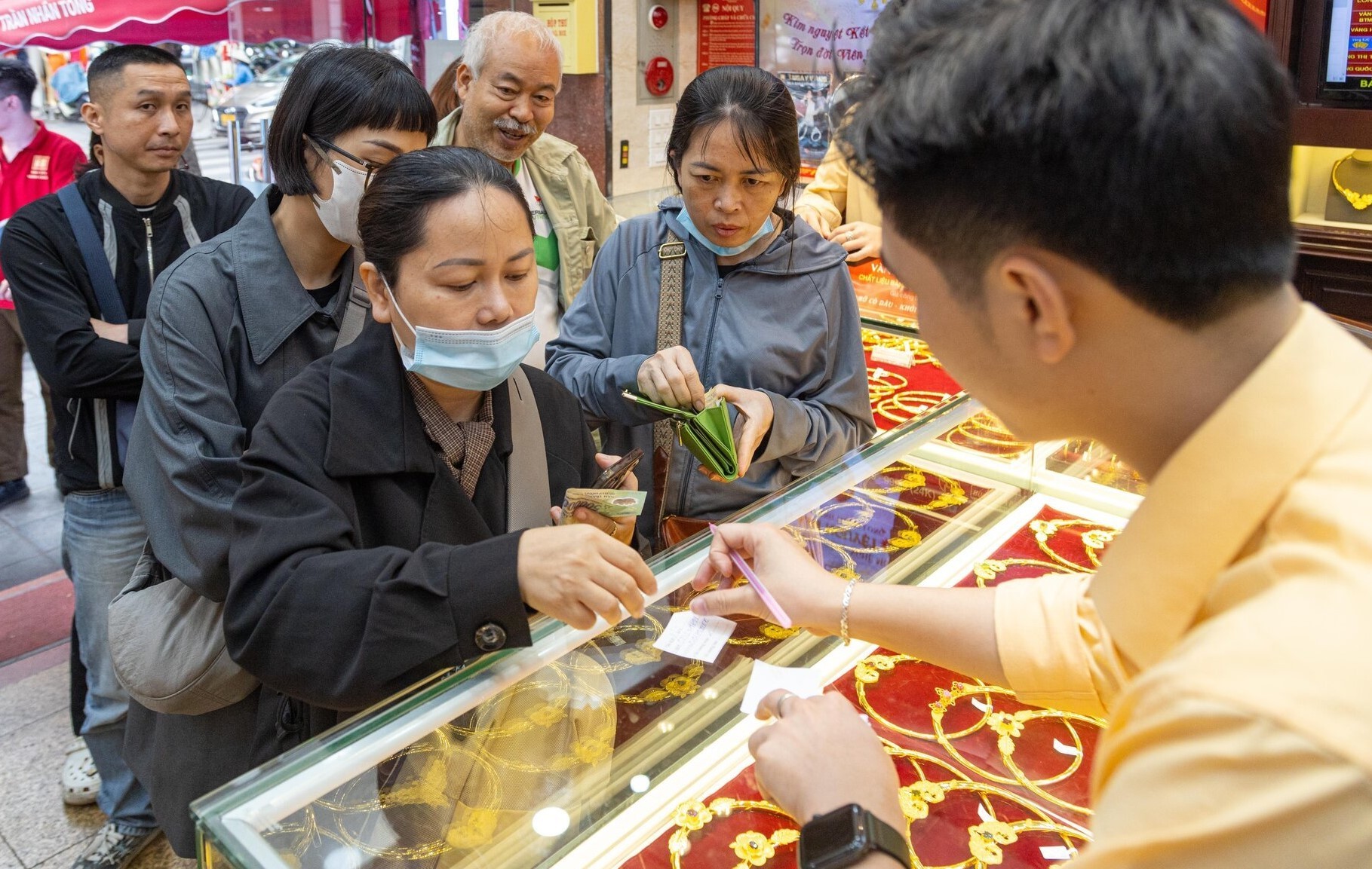 Giá vàng hôm nay giảm đột ngột, người dân vội bán vàng Giá vàng hôm nay giảm đột ngột, người dân vội bán vàng