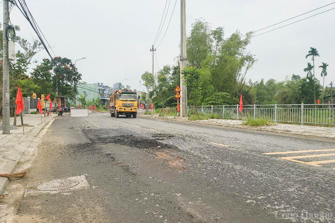 Đường ĐT601 mới thông xe hơn 1 năm nhưng đến nay đã xuất hiện nhiều điểm hư hỏng nặng, nhất là đoạn quan thôn Quan Nam 4