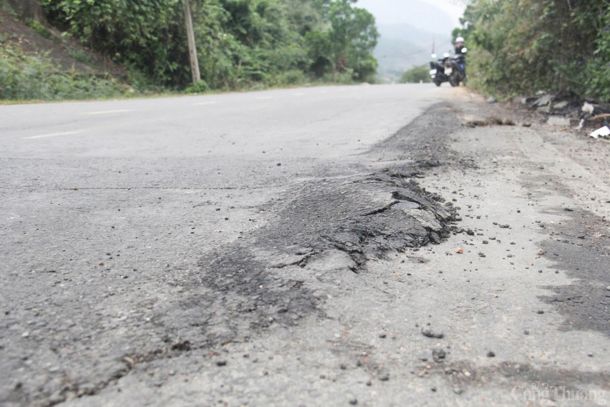 Mặt đường đoạn đi qua Nghĩa trang liệt sĩ xã Hòa Liên mặt đường đã được sửa chữa nhưng lại tiếp tục bong tróc