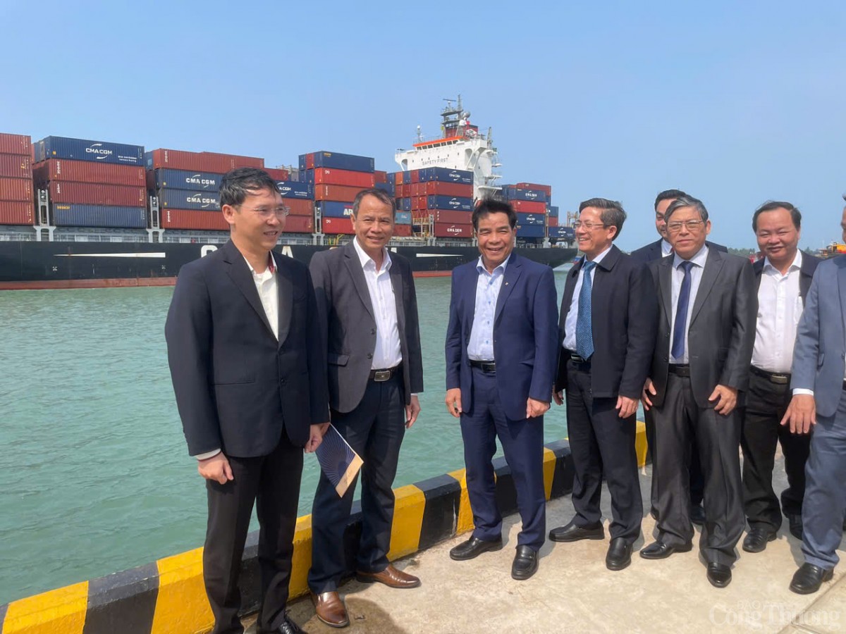 Lãnh đạo tỉnh Quảng Nam tại chương trình gắn biển công trình chào mừng 50 năm Ngày giải phóng tỉnh Quảng Nam