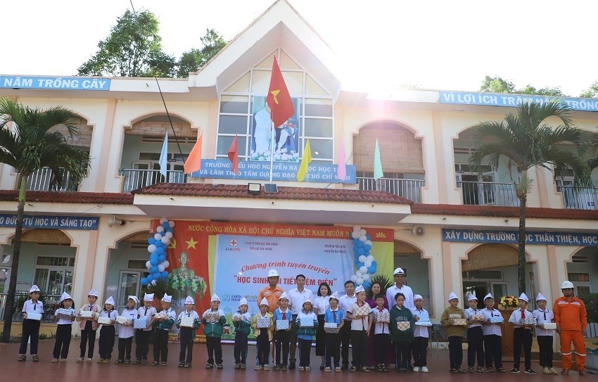 Điện lực Gia Nghĩa tặng quà cho các em học sinh có hoàn cảnh khó khăn (Ảnh: PC Đắk Nông) Điện lực Gia Nghĩa tặng quà cho các em học sinh có hoàn cảnh khó khăn (Ảnh: PC Đắk Nông)