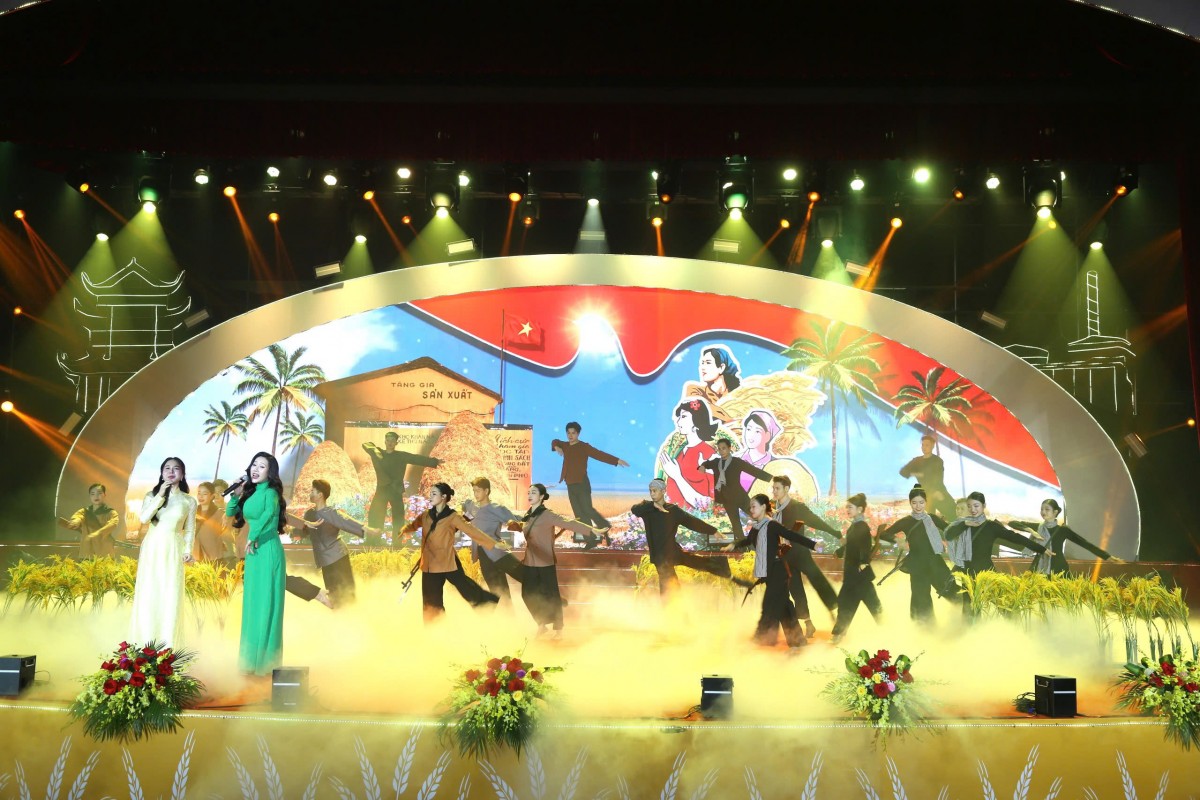 Chương trình nghệ thuật chào mừng lễ kỷ niệm.