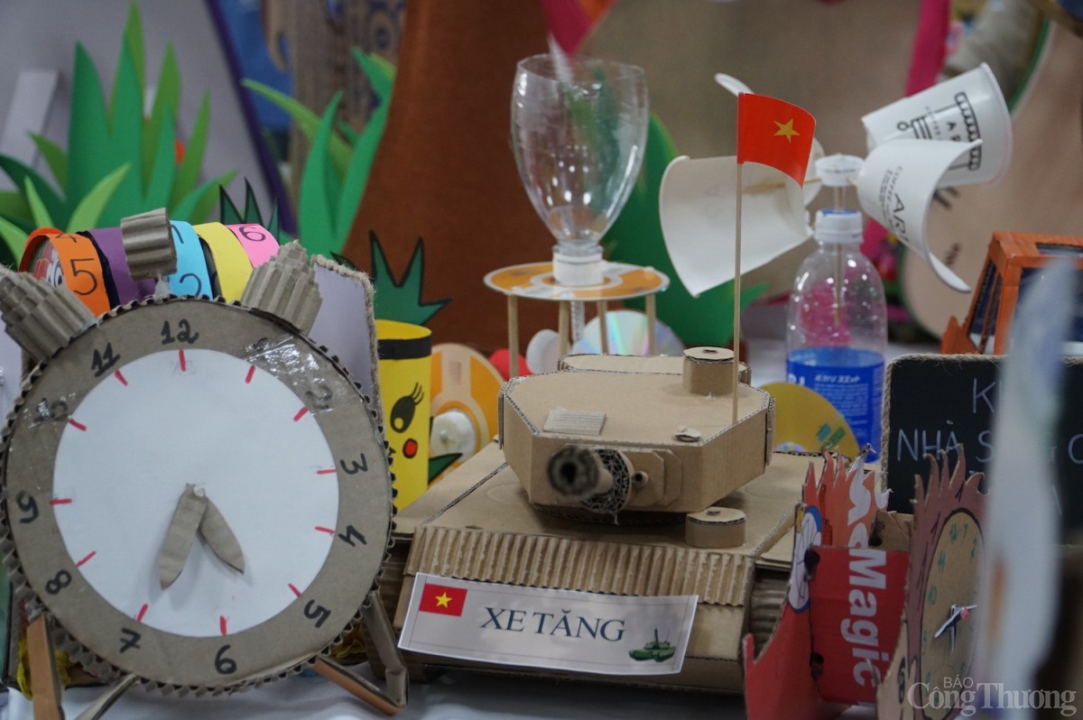 Mô hình xe tăng từ giấy carbontiến vào Dinh độc lập ngày 30/4/1975