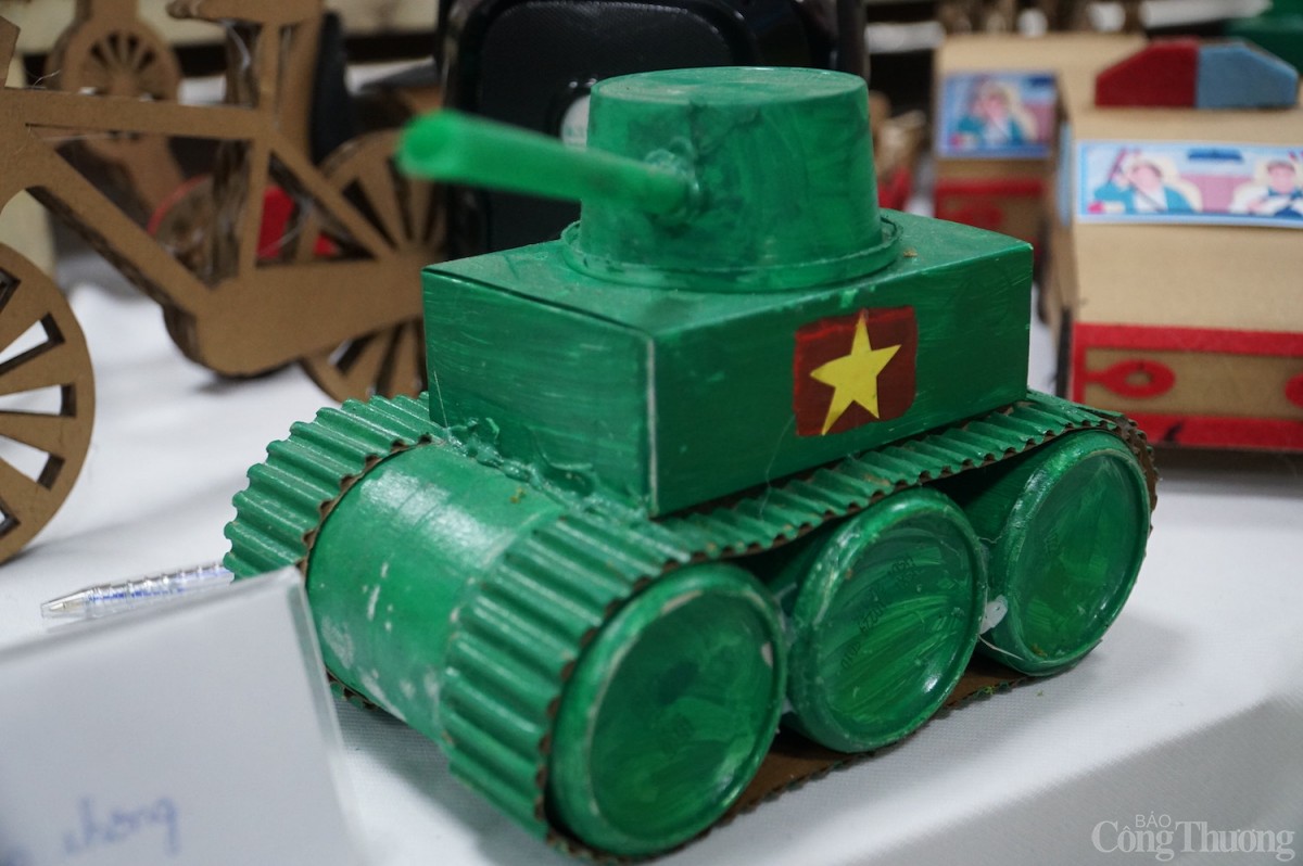 Mô hình mô phỏng xe tăng từ các vật liệu tái chế đơn giản