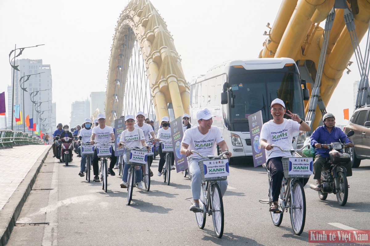 Hơn 200 cán bộ, người lao động ngành Công Thương Đà Nẵng, ngành điện miền Trung tham gia tuyên truyền kêu gọi hưởng ứng Giờ Trái đất năm 2025.