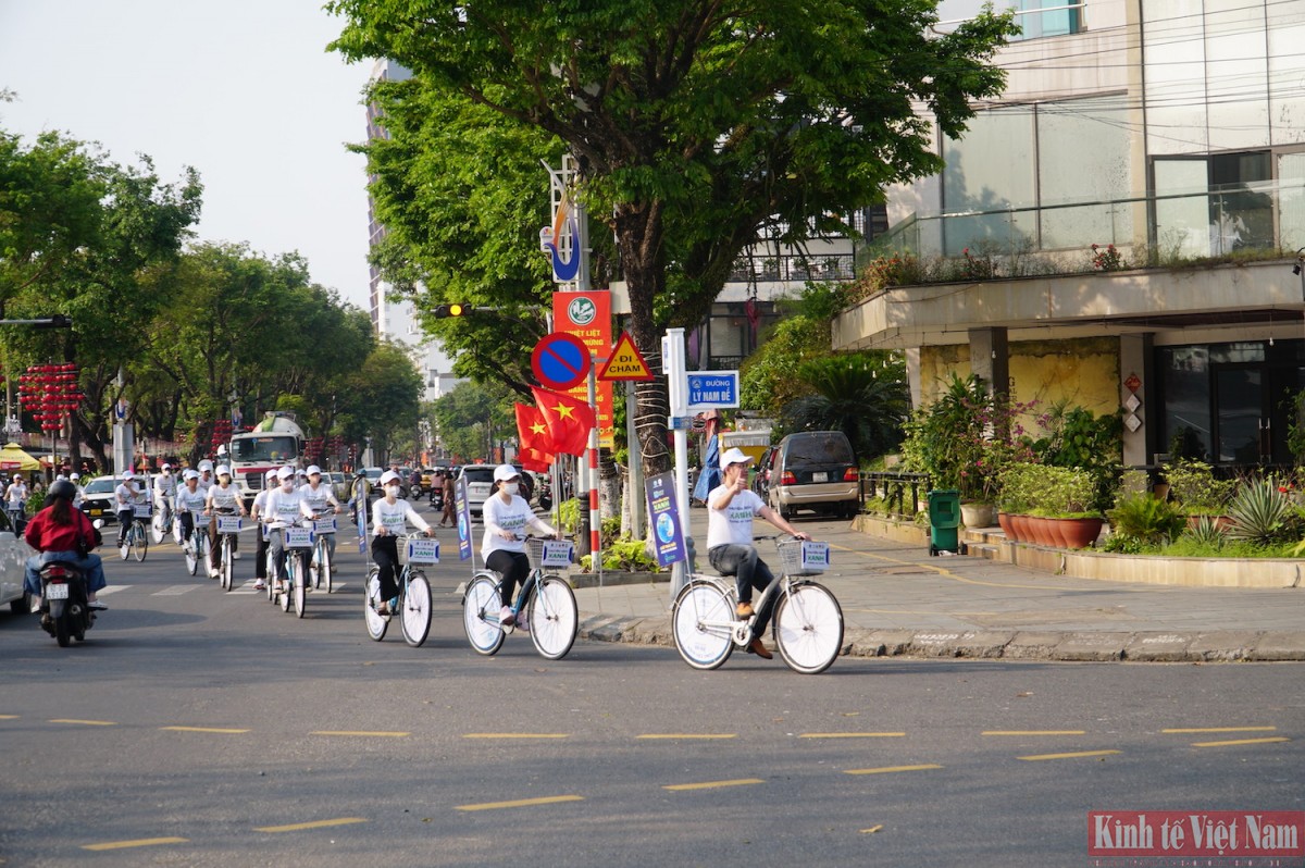 Cán bộ, người lao động Sở Công Thương thành phố Đà Nẵng tham gia đạp xe diễu hành