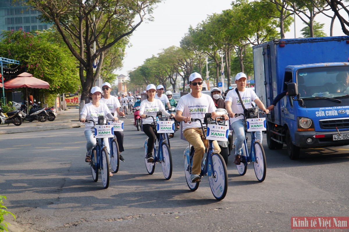 Cán bộ, người lao động Công ty Truyền tải điện 2 đạp xe tuyên truyền Giờ Trái đất năm 2025