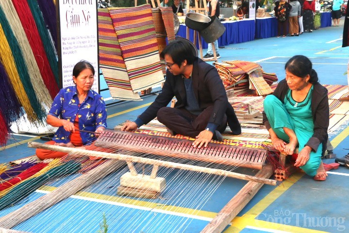Du khách được trải nghiệm quá trình dệt chiếu Cẩm Nê