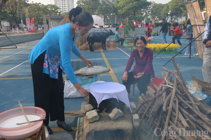 Cảnh tái hiện làm bánh tráng Túy Loan - Làng nghề hơn 500 năm tuổi