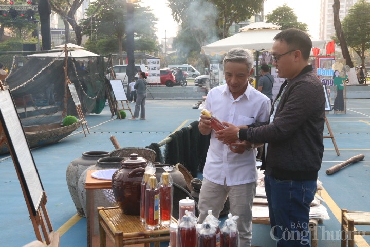 Nhiều sản phẩm đặc sản như nước mắm, mắm nêm được giới thiệu tới du khách.