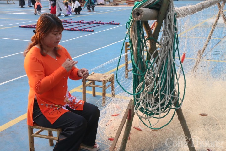 Nghề dệt lưới được tái hiện tại buổi triển lãm