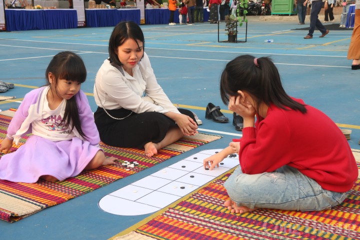 Không gian trò chơi dân gian tại triển lãm “Đà Nẵng – Xưa và Nay” mang lại nét gần gũi, vui tươi, thu hút đông đảo phụ huynh và các em nhỏ cùng trải nghiệm.