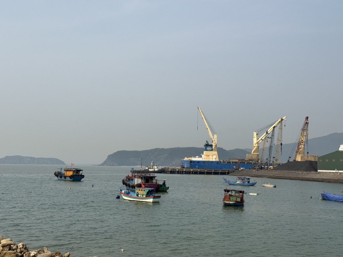 Cảng tổng hợp quốc tế Hòn La là một trong những bến cảng quan trọng