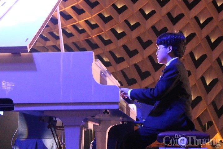 Nghệ sĩ nhí Phạm Hoàng Khanh (Tài năng trẻ Hà Nội) độc tấu Piano Nghệ sĩ nhí Phạm Hoàng Khanh (Tài năng trẻ Hà Nội) độc tấu Piano