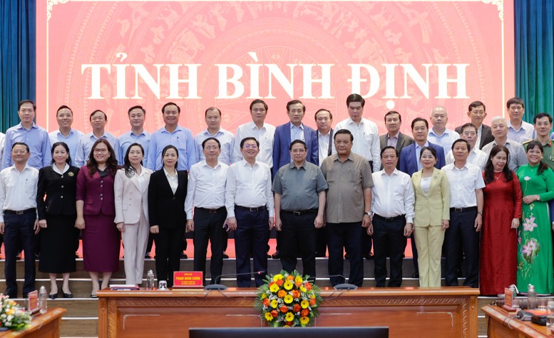 Thủ tướng và các đại biểu tại buổi làm việc - Ảnh: VGP/Nhật Bắc Thủ tướng và các đại biểu tại buổi làm việc - Ảnh: VGP/Nhật Bắc