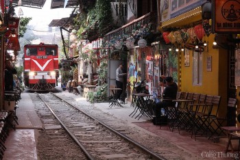 Phố cà phê đường tàu vẫn tấp nập sau lệnh cấm