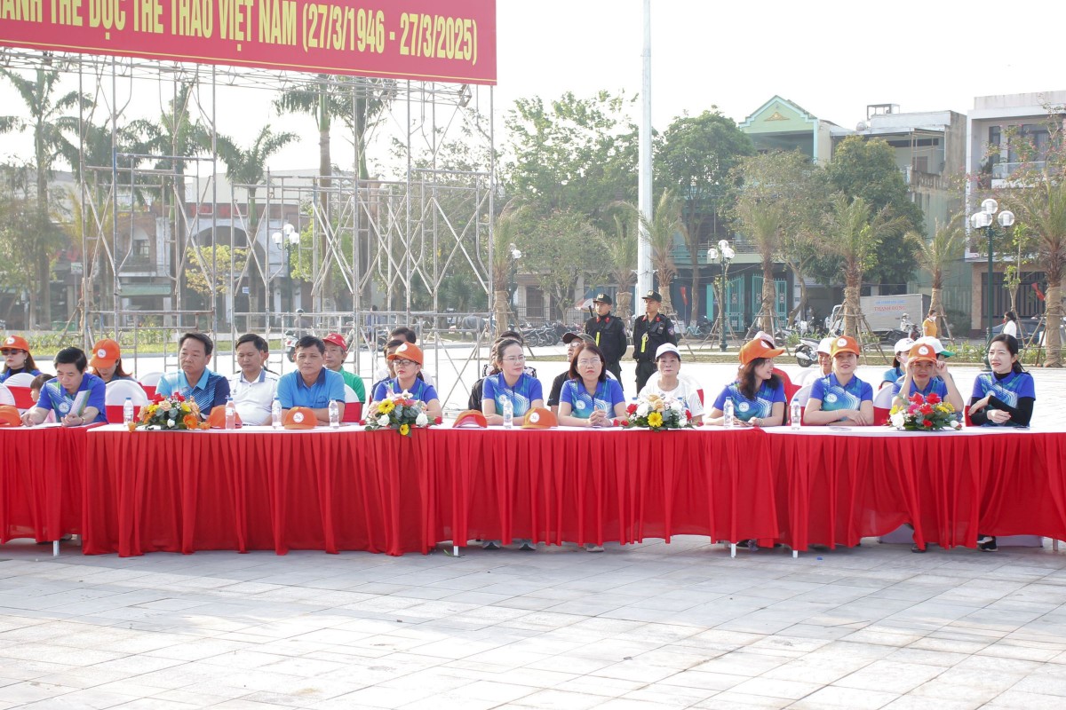 Đại biểu cùng các vận động viên, đoàn vận động viện dự khai mạc Ngày chạy Olympic vì sức khỏe toàn dân tỉnh Quảng Ngãi.