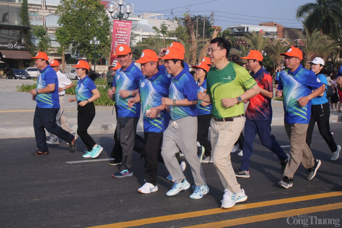 Lãnh đạo tỉnh Quảng Ngãi và các đại biểu chạy hưởng ứng tại lễ phát động