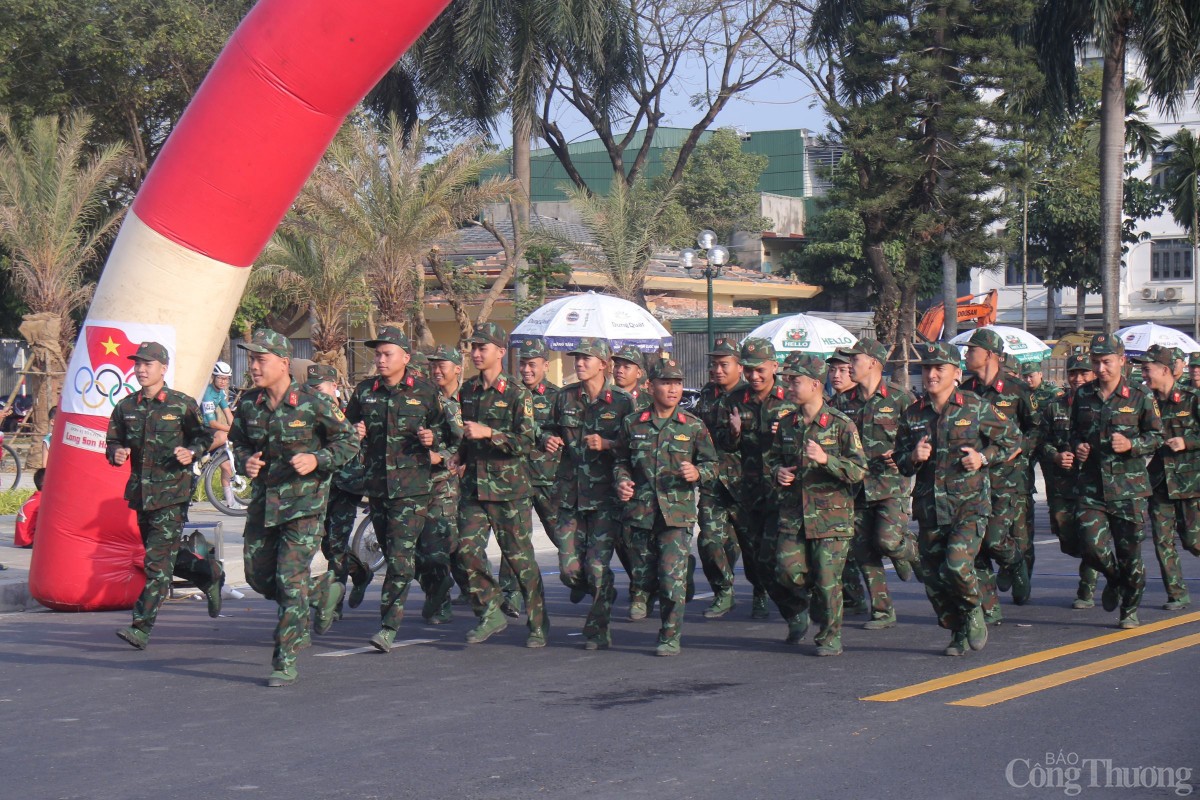 Các khối vận động viên thực hiện lộ trình chạy đồng hành 1 km trên tuyến đường Phạm Văn Đồng