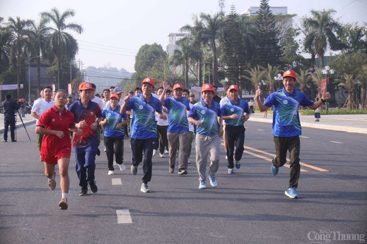 Các khối vận động viên băng băng về đích