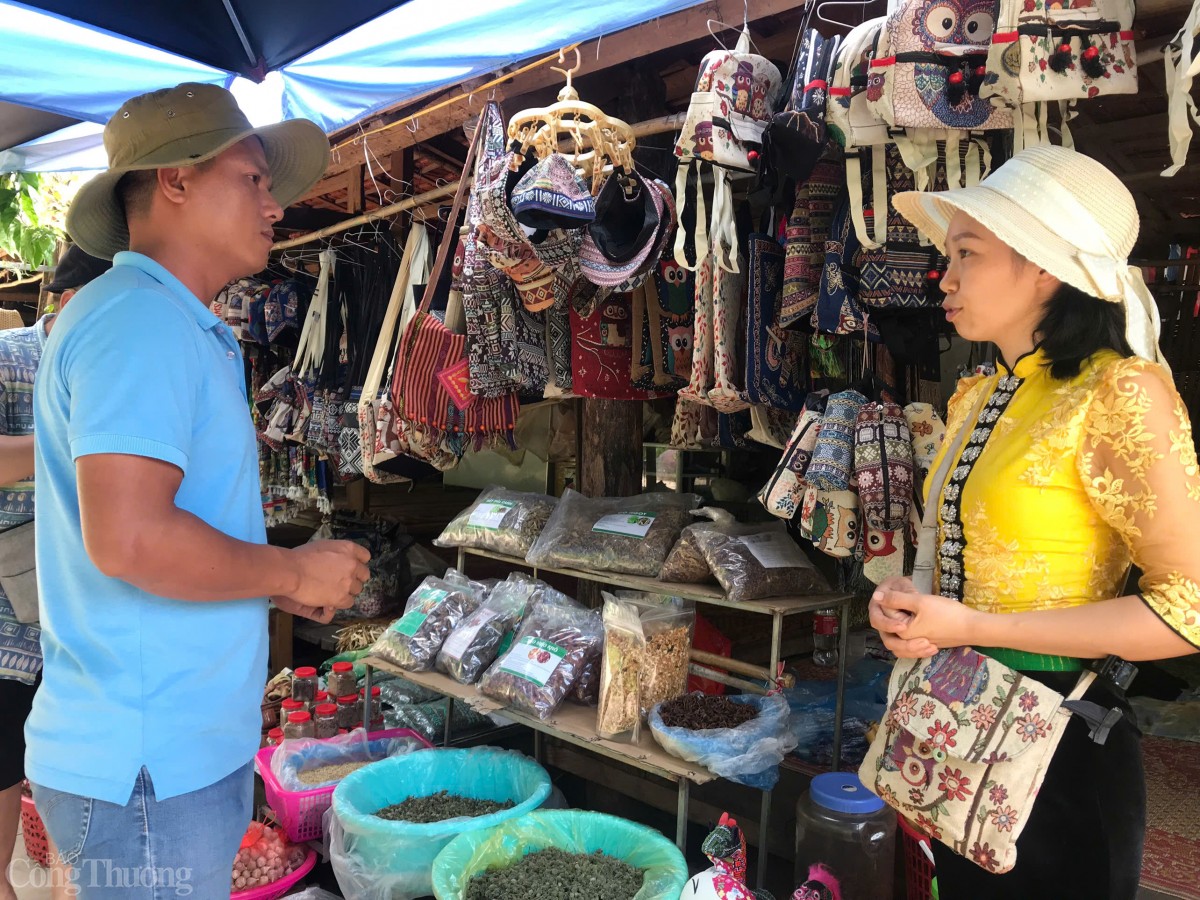 Khách du lịch tìm hiểu hàng hoá của bà con dân tộc Khách du lịch tìm hiểu hàng hoá của bà con dân tộc