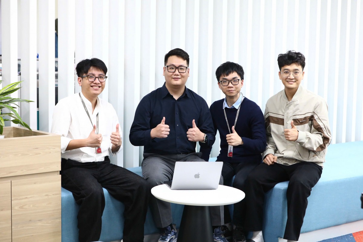 Đồng chí Hoàng Khắc Hiếu (thứ 2 từ bên trái) cùng các đồng nghiệp. Ảnh: NVCC Đồng chí Hoàng Khắc Hiếu (thứ 2 từ bên trái) cùng các đồng nghiệp. Ảnh: NVCC