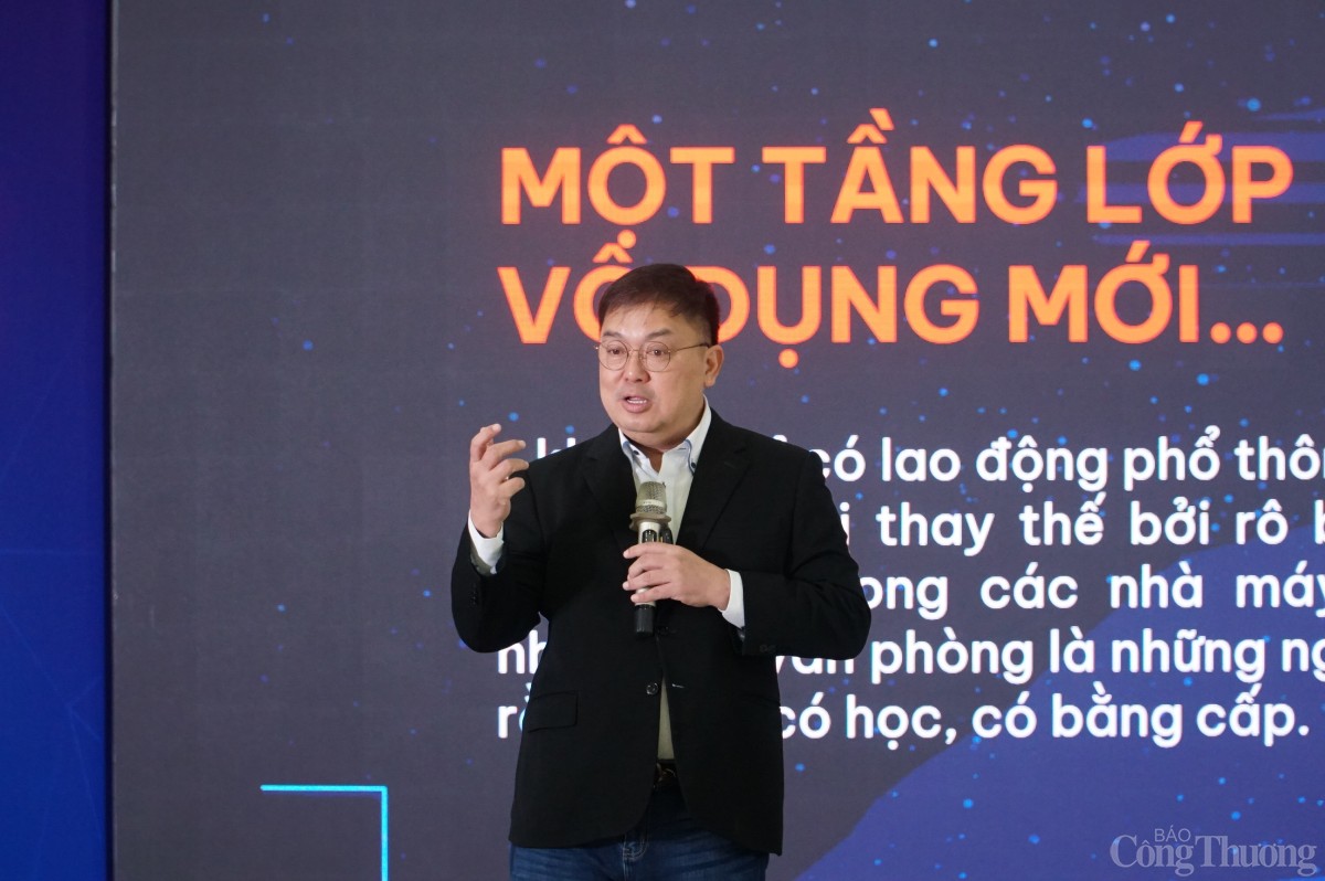 Ông Hoàng Nam Tiến trong một buổi chia sẻ về AI tại thành phố Đà Nẵng Ông Hoàng Nam Tiến trong một buổi chia sẻ về AI tại thành phố Đà Nẵng