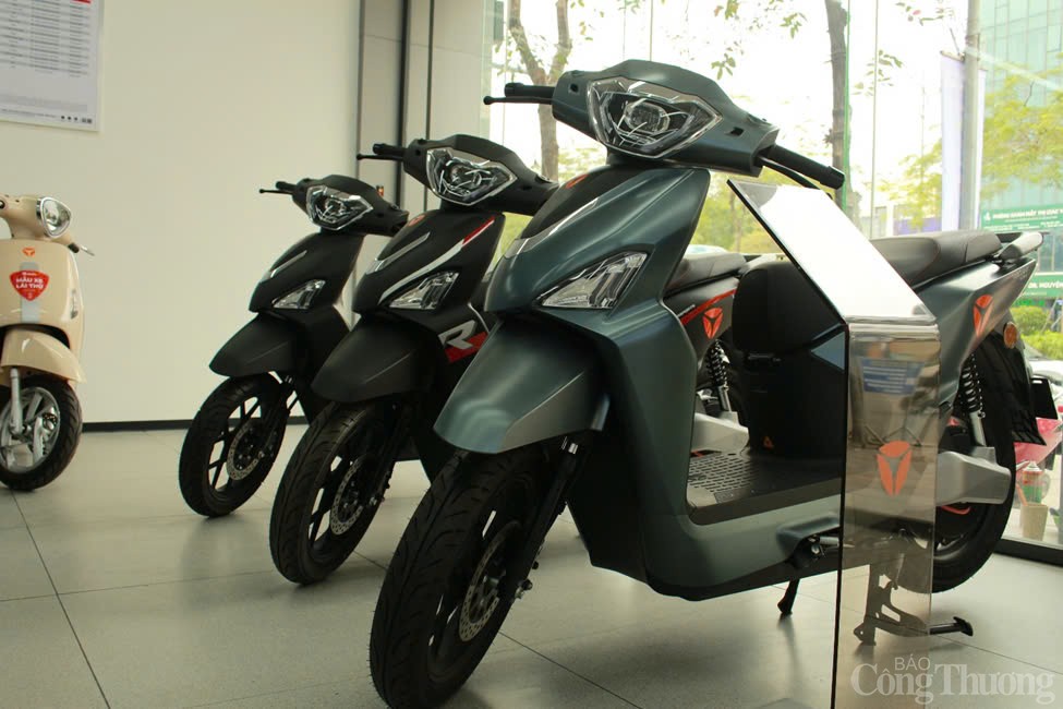 Một trong những yếu tố thúc đẩy sự phát triển mạnh mẽ của xe máy điện tại Hà Nội là giá xăng dầu không ngừng tăng cao, khiến chi phí vận hành xe xăng ngày càng đắt đỏ. Ảnh: Huyền Trang