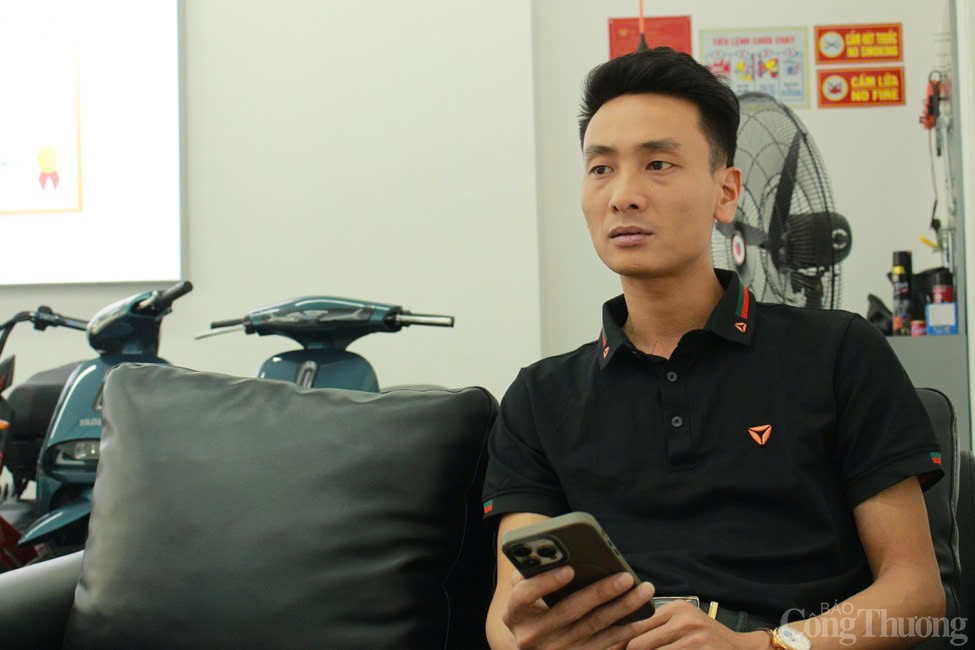 Anh Thành Long (36 tuổi, quản lí chuỗi cửa hàng xe điện Việt Thanh, trên phố Xã Đàn, quận Đống Đa) chia sẻ, khoảng 1-2 năm trở lại đây, thị trường xe điện tăng trưởng mạnh với doanh số bán hàng tăng cao. Ảnh: Huyền Trang